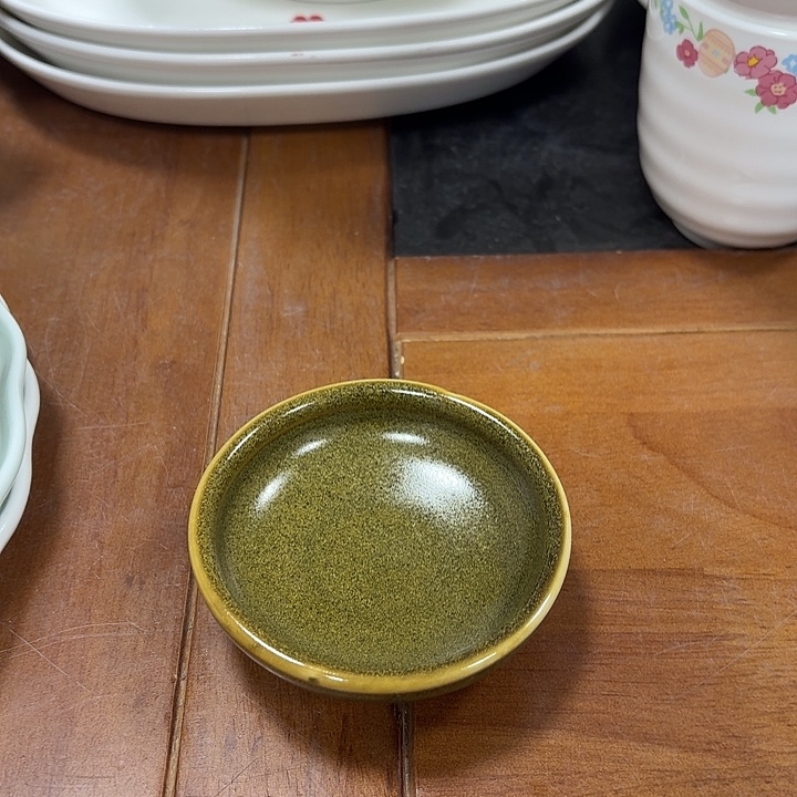 3个茶叶末味碟。       