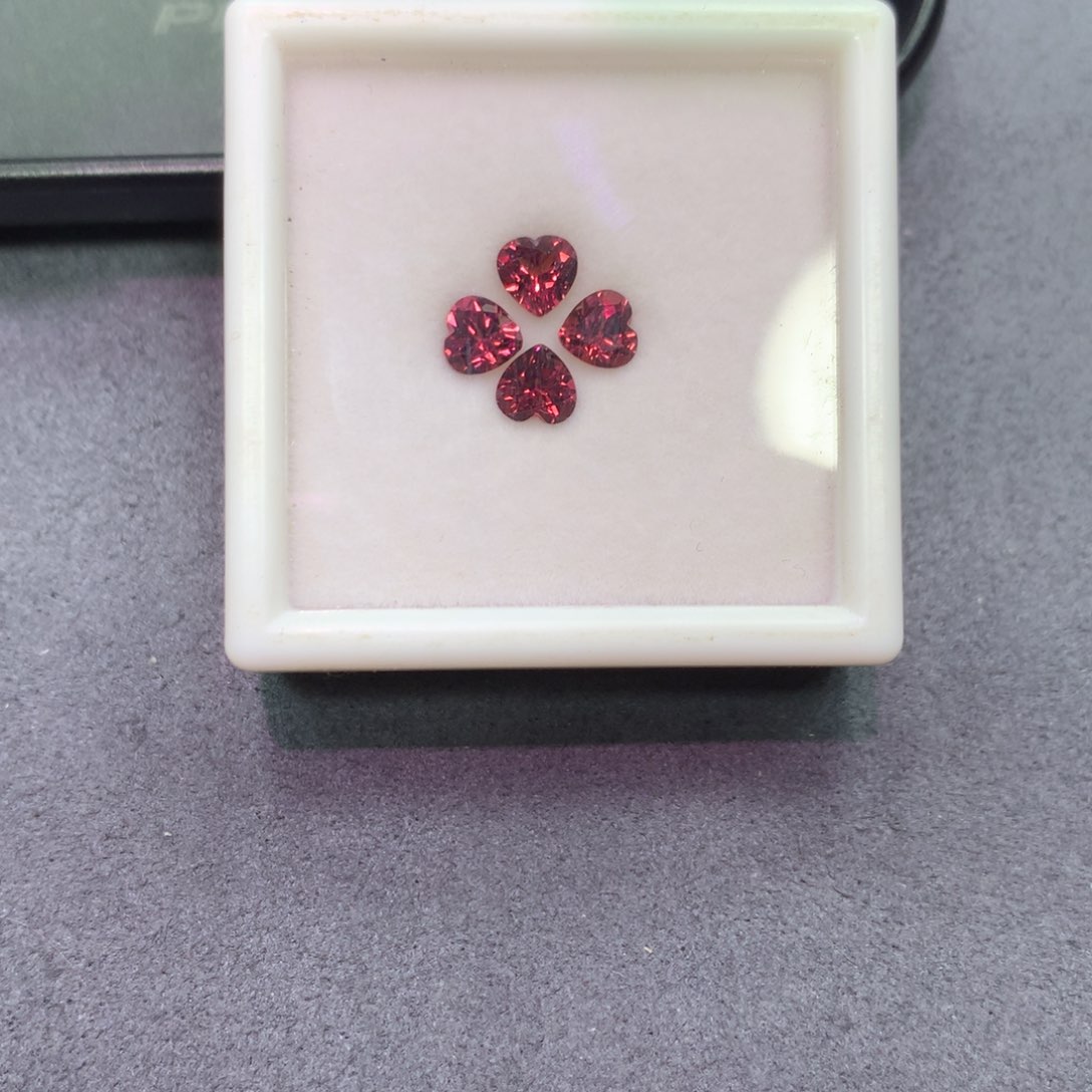 未镶嵌裸石石榴石四叶草一组