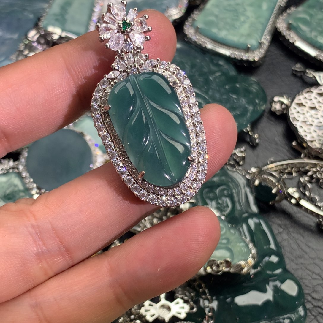 翡翠颈饰未镶嵌叶子