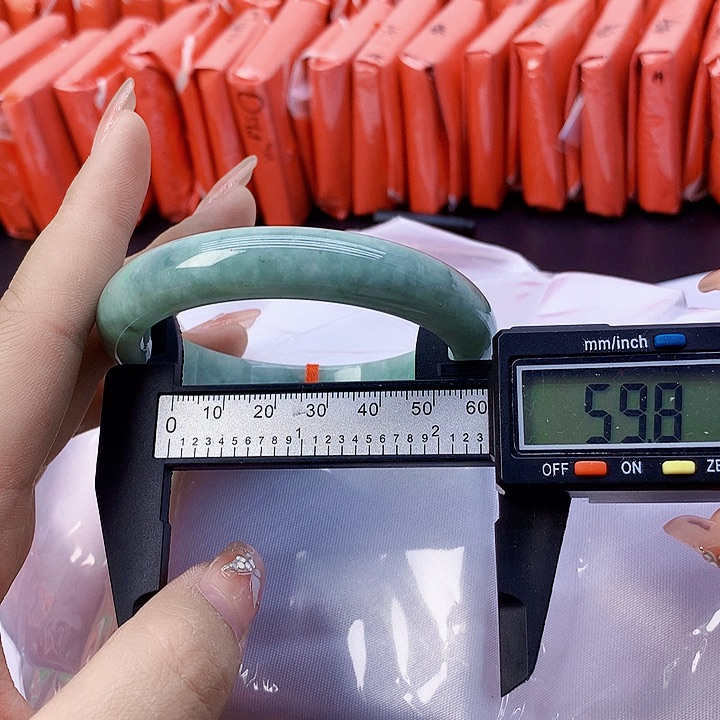 翡翠手镯未镶嵌110。   