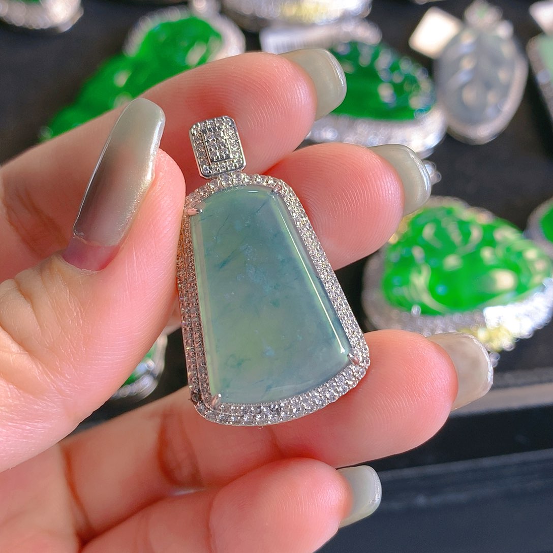 翡翠颈饰未镶嵌翡翠