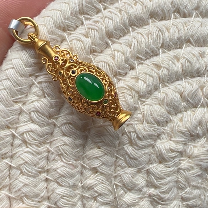 翡翠18K金镶嵌颈饰瓶子