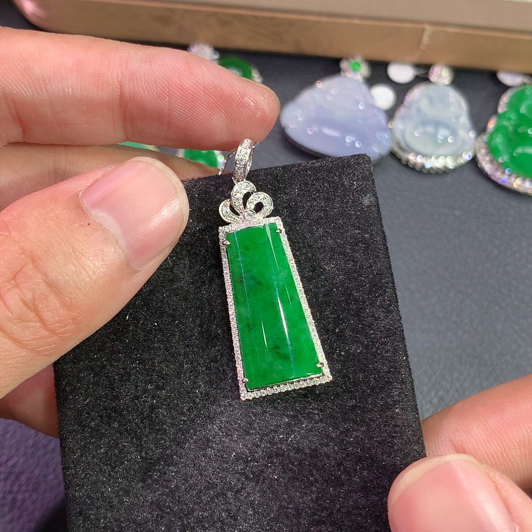 翡翠吊坠(赠链)18K金镶嵌