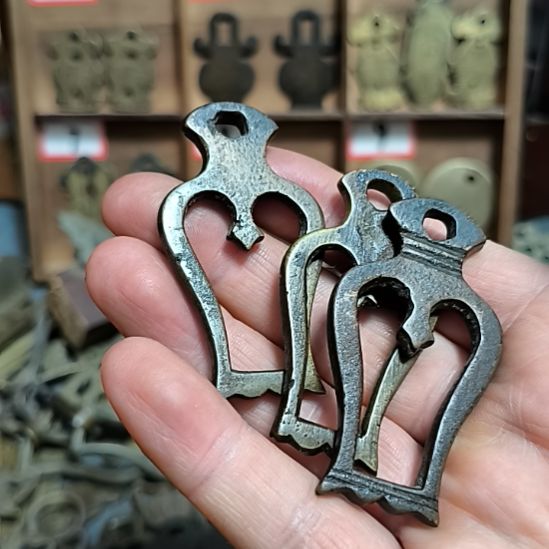 君***巅硅胶拉手三个，包浆自然