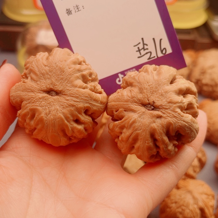 文玩核桃把件松文玩核桃把件16