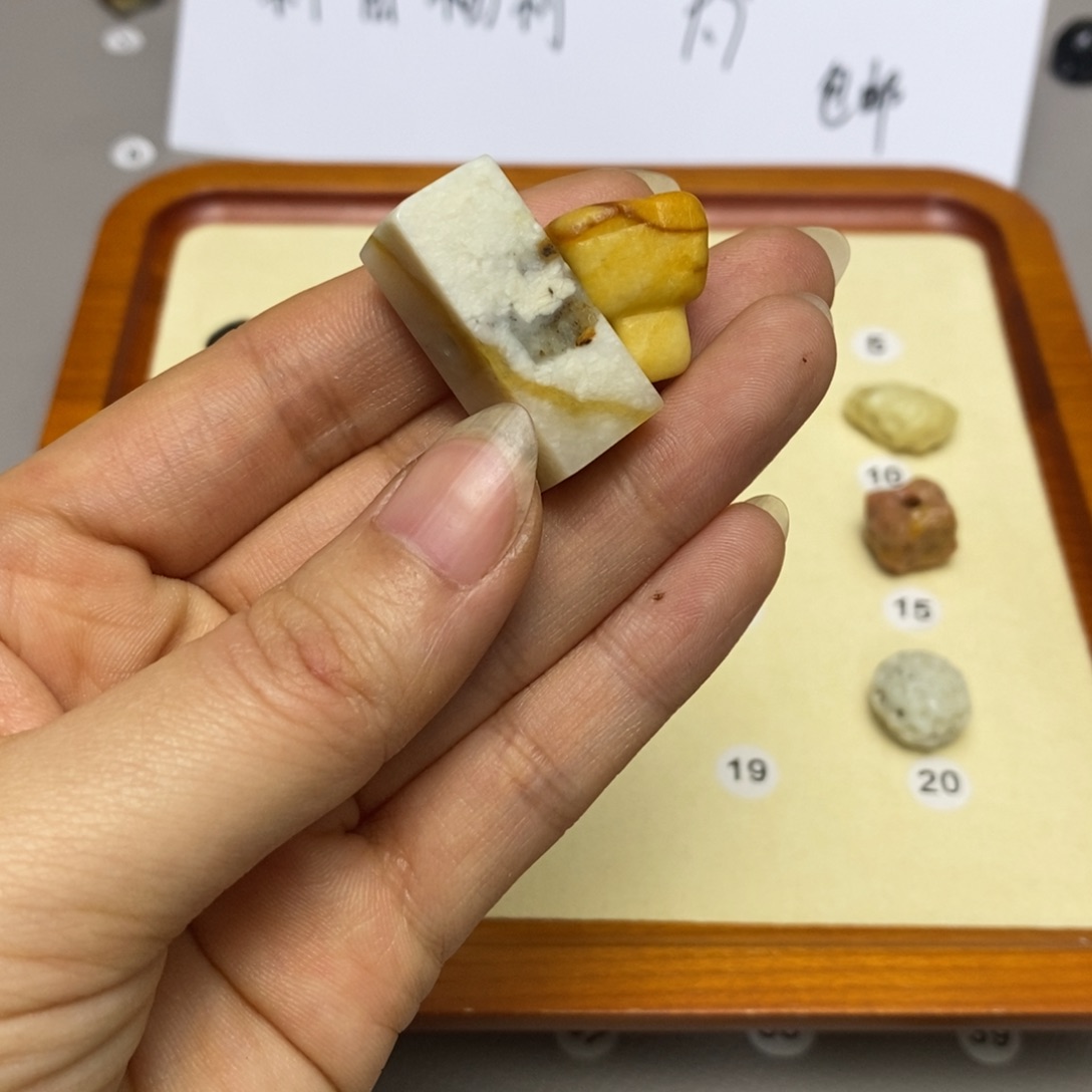 蛇纹石玉配饰合金小***草