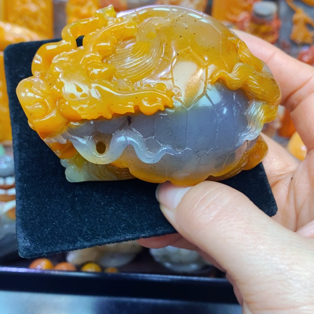 未镶嵌石英质玉（黄龙玉）颈饰