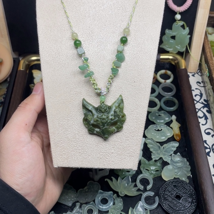 蛇纹石玉未镶嵌颈饰