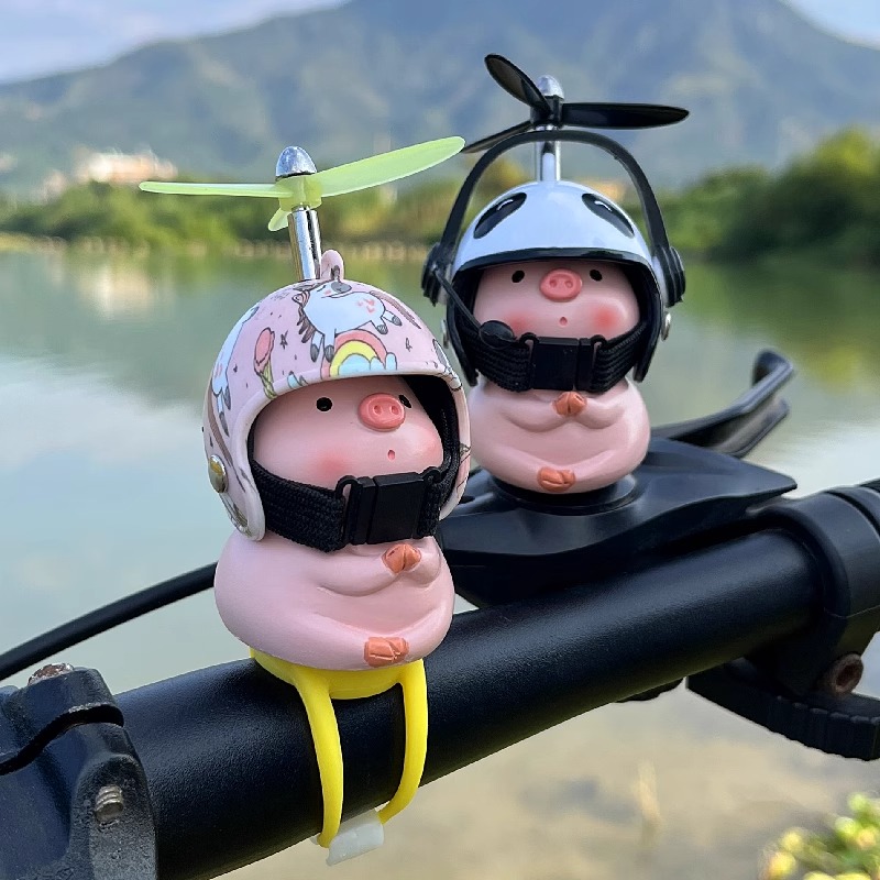 小猪电动自行车摆件可爱竹蜻蜓摩托车装饰公仔车载电瓶车配件饰品