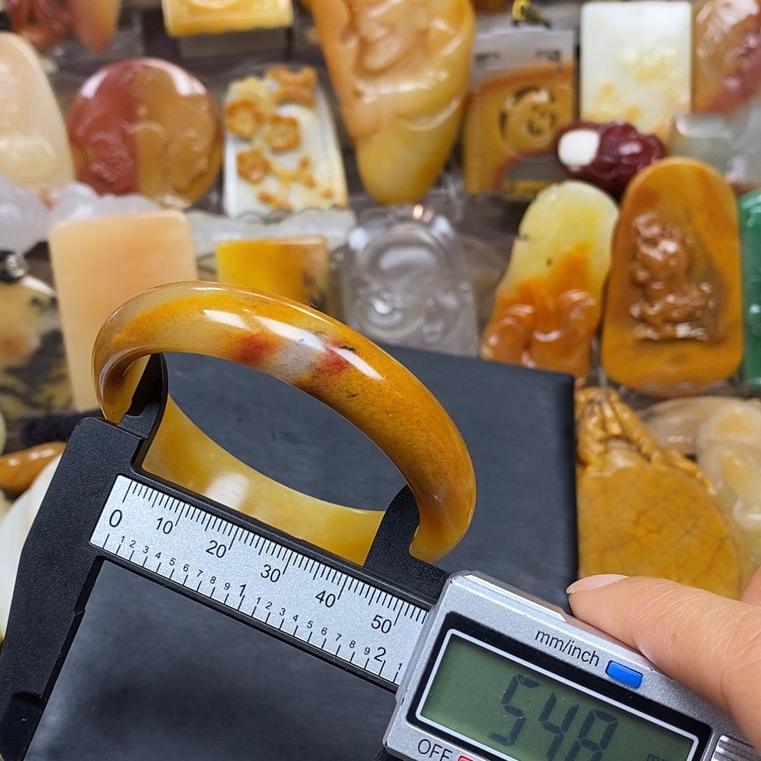 石英质玉（黄龙玉）颈饰未镶嵌