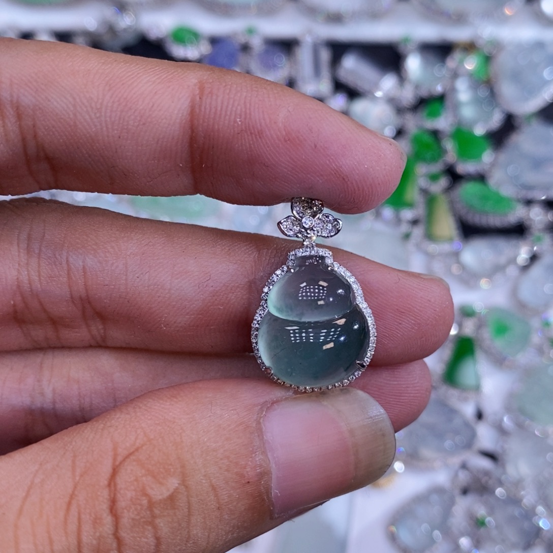 翡翠18K金镶嵌颈饰