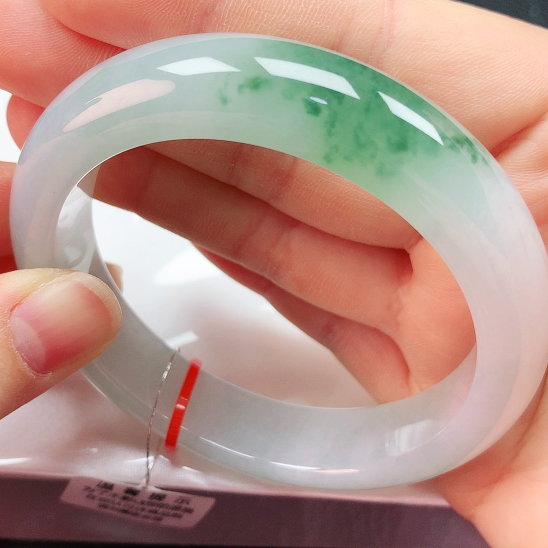 翡翠手镯未镶嵌60轮胎