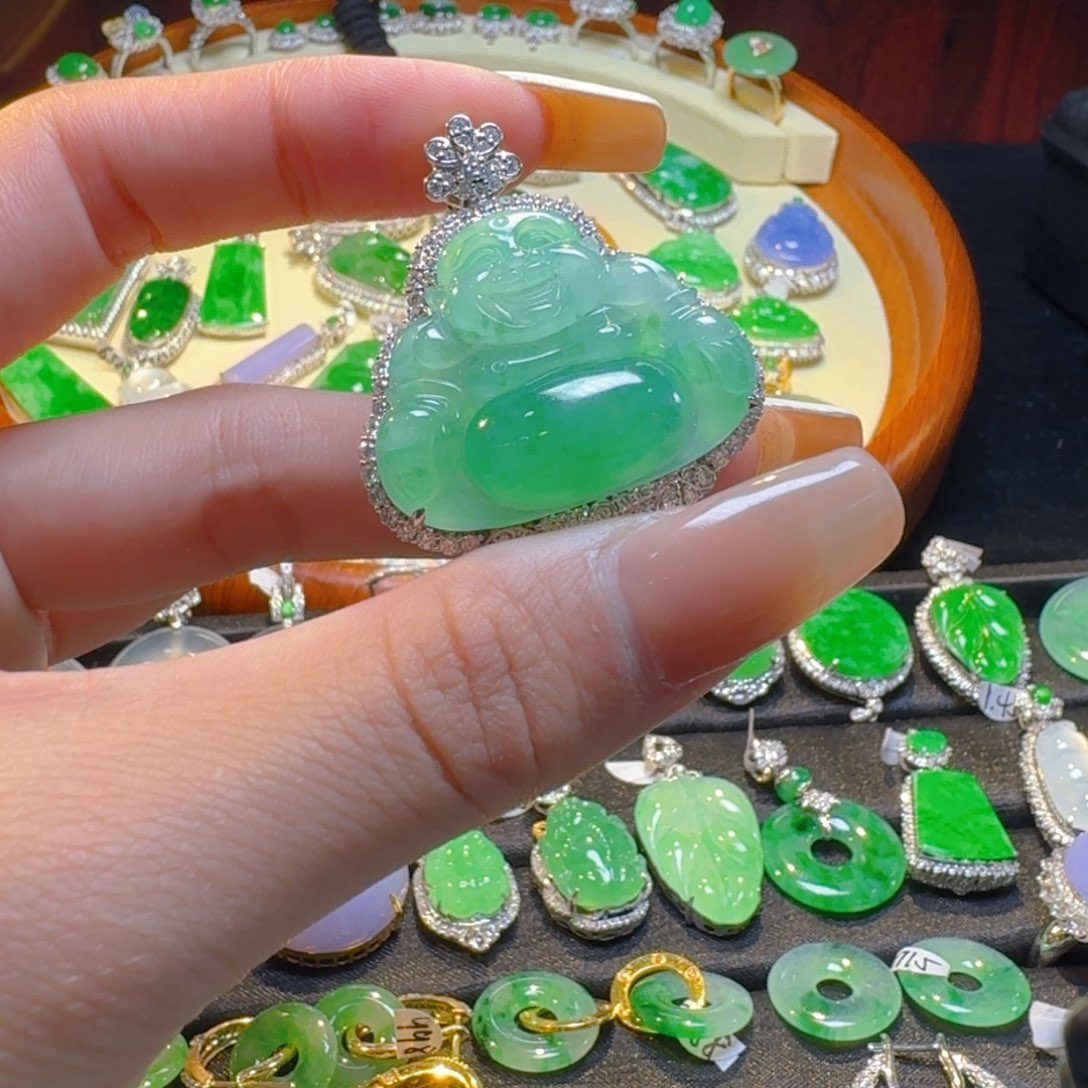 翡翠18K金镶嵌颈饰佛公吊坠