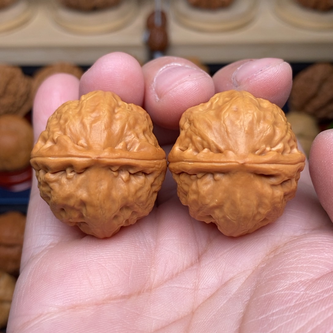 文玩核桃把件手捻玲珑元宝