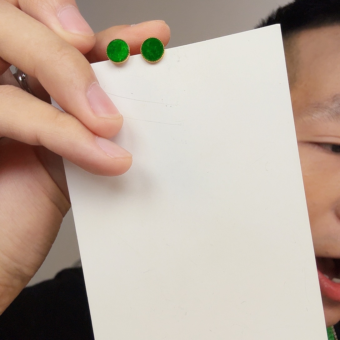 翡翠未镶嵌颈饰一对