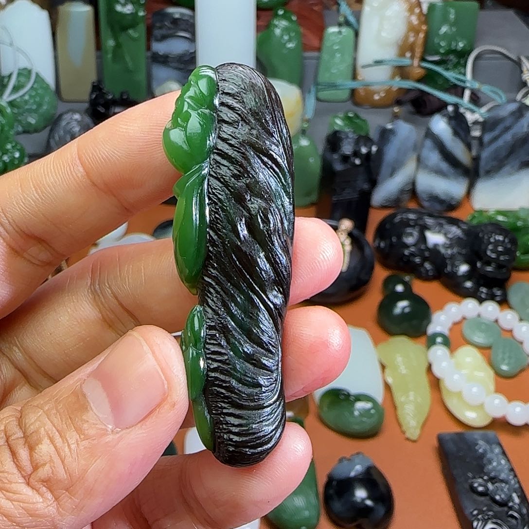 和田玉（碧玉）颈饰未镶嵌好****