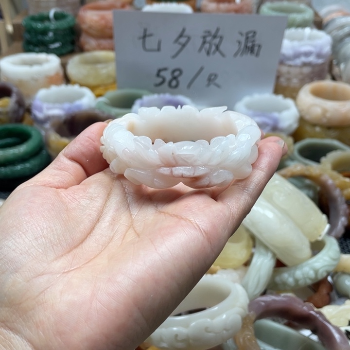 *****未镶嵌手镯石英质玉