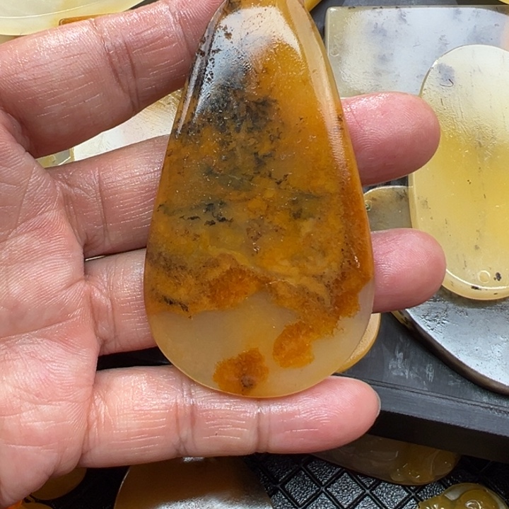 石英质玉（黄龙玉）颈饰未镶嵌