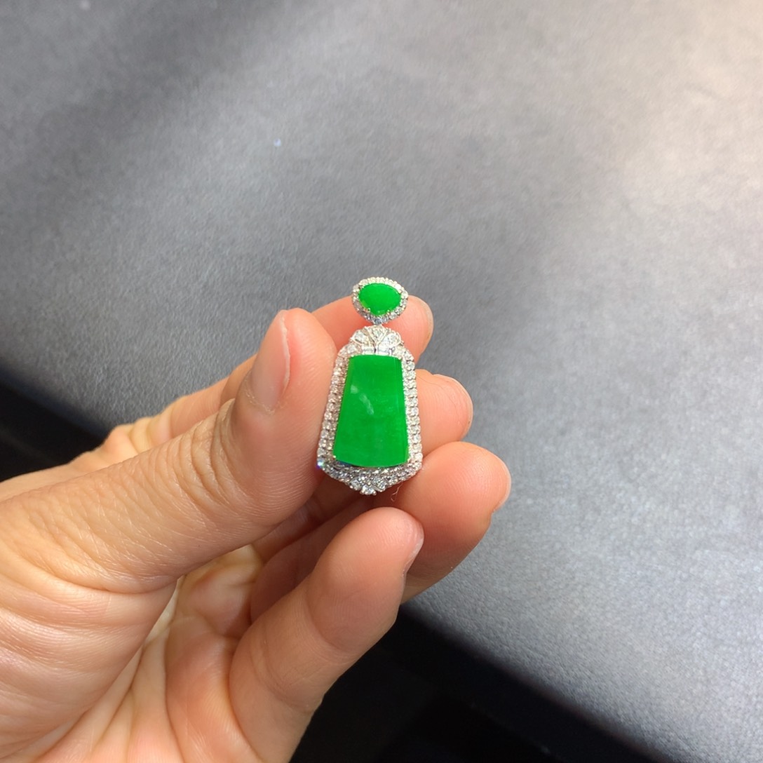 翡翠吊坠(不含链)18K金镶嵌小**妹