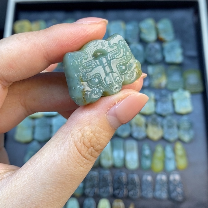 岫玉未镶嵌颈饰仿古兽头
