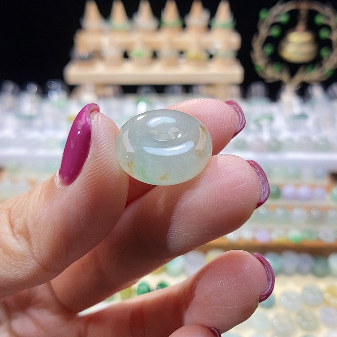 翡翠未镶嵌颈饰飘绿洒金小扣