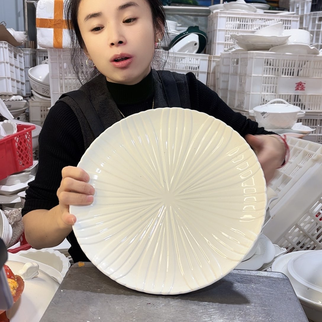 盘微瑕产品………大号菊花盘一个