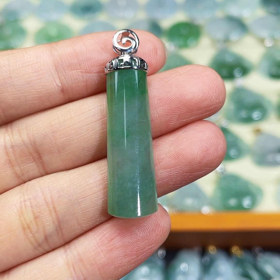 翡翠颈饰18K金镶嵌吊坠