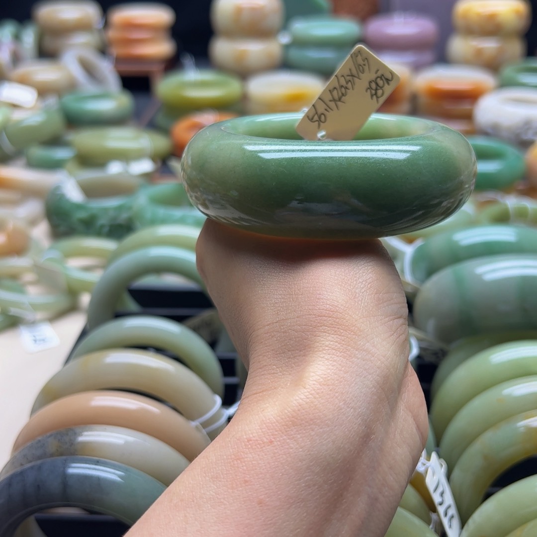 石英岩玉手镯未镶嵌小****弟