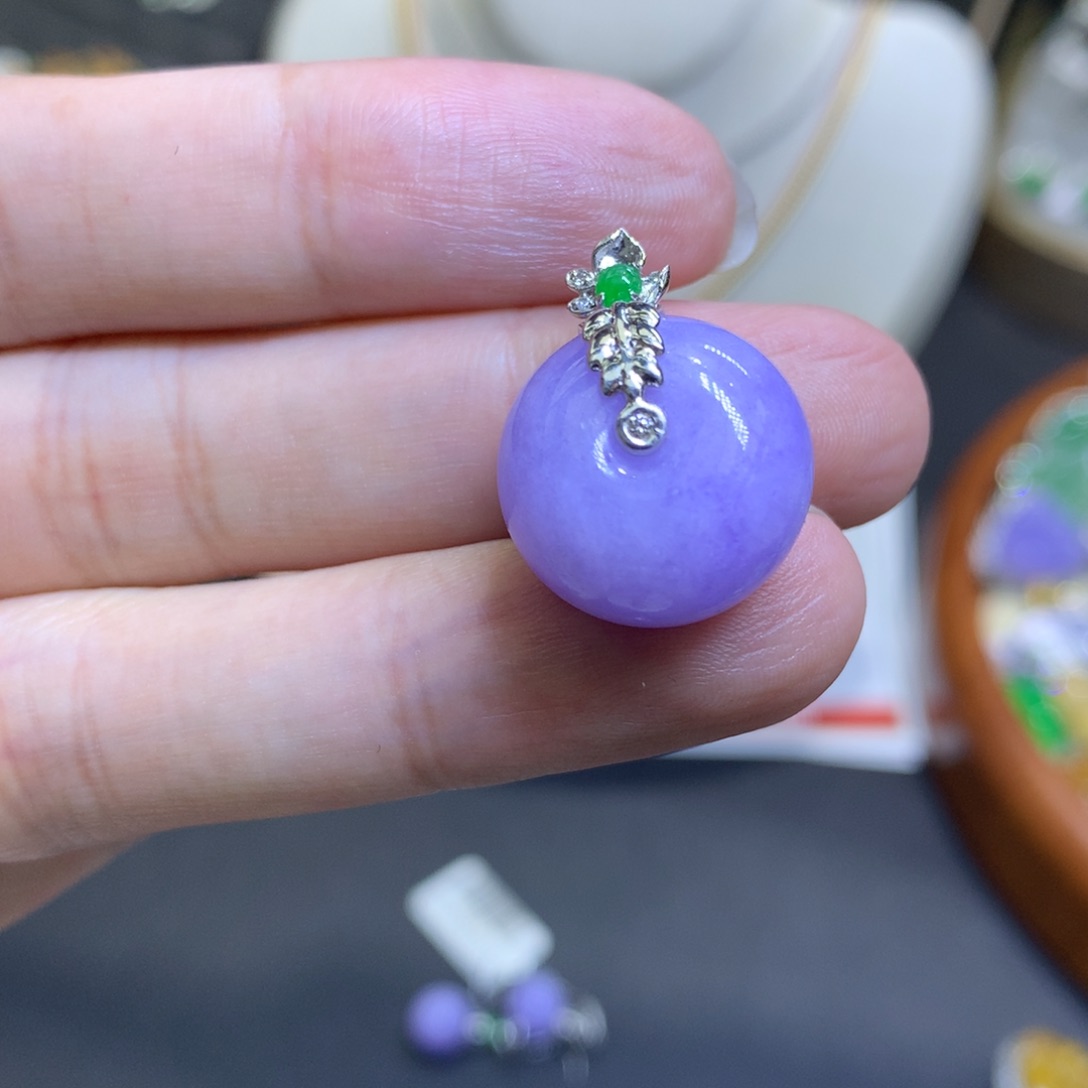 颈饰18K金镶嵌翡翠