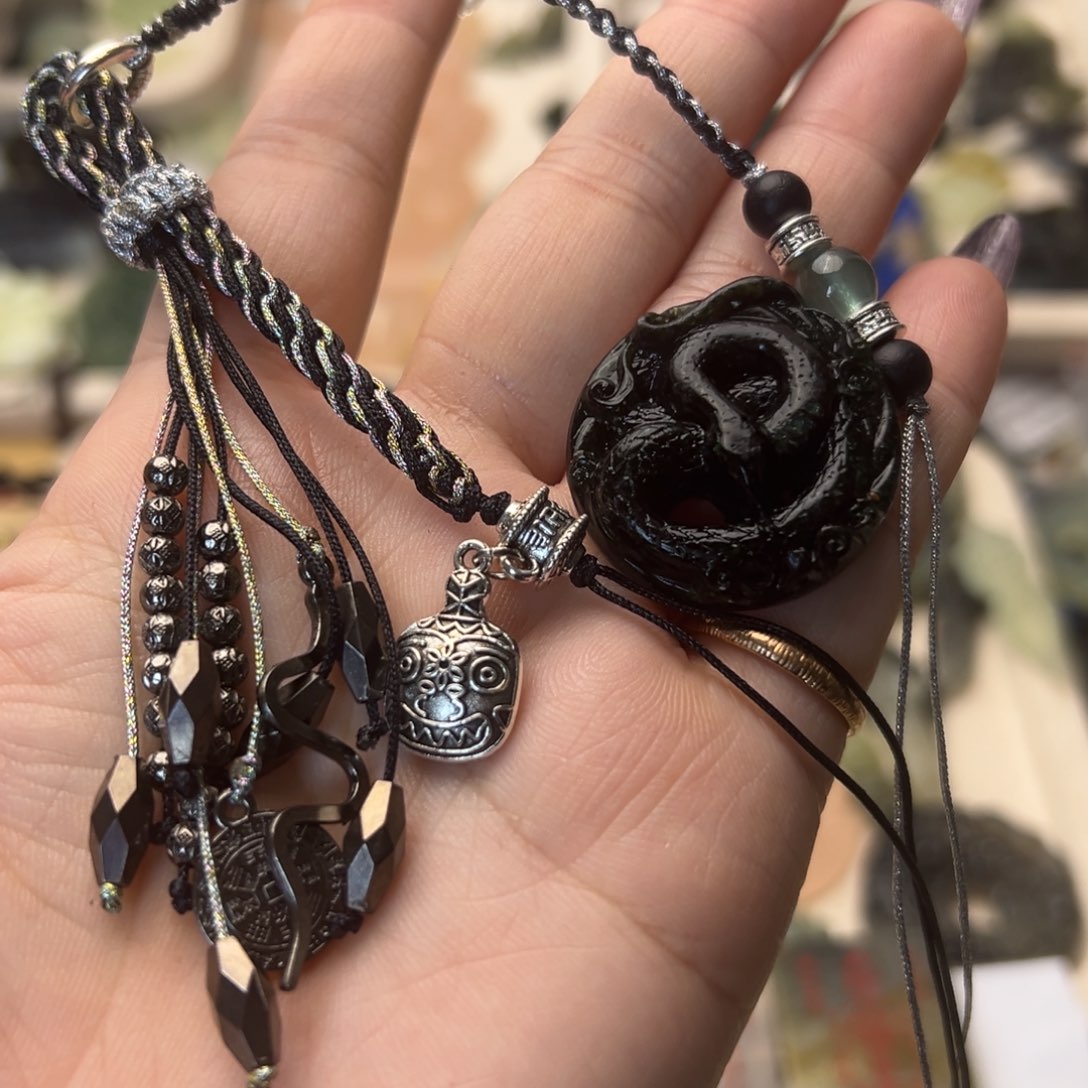 蛇纹石玉颈饰合金