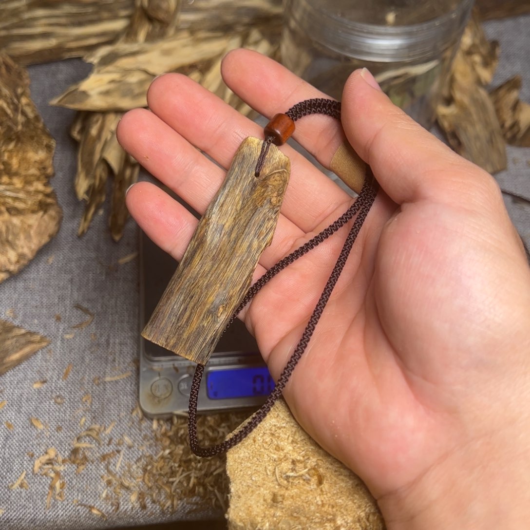 重***锋沉香沉香碎屑小吊牌9克