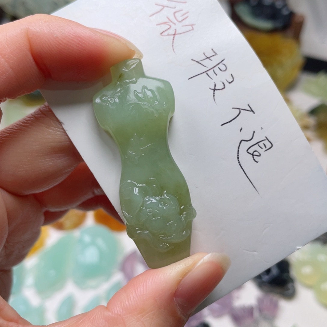 蛇纹石玉颈饰未镶嵌