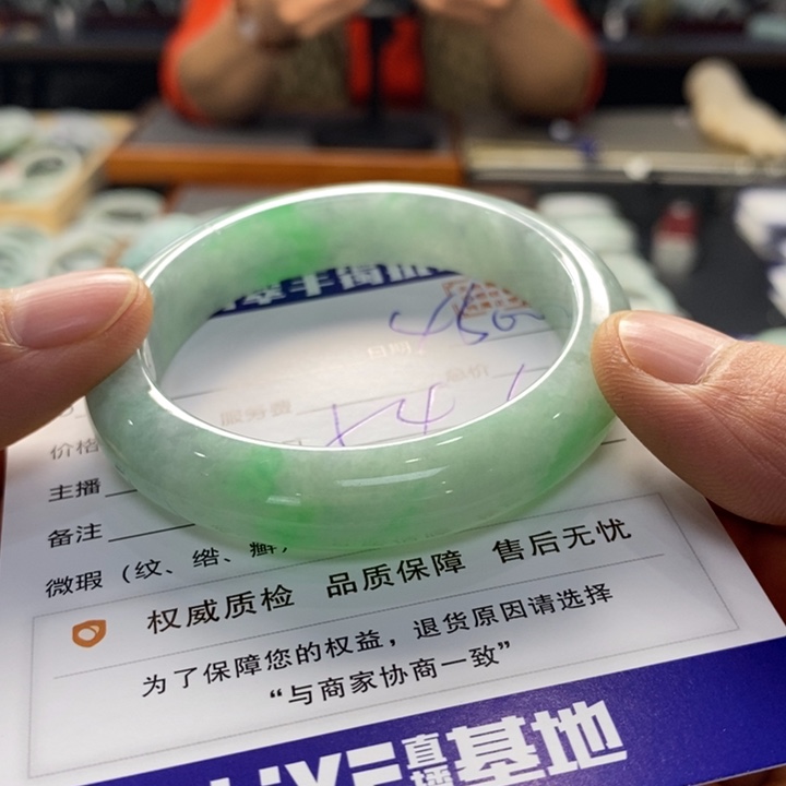 翡翠手镯未镶嵌翡翠手镯未镶嵌