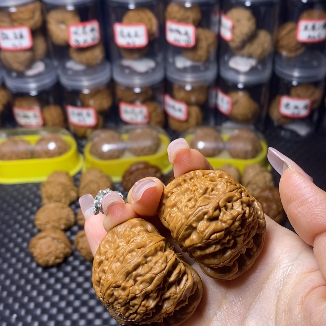 文玩核桃吊坠白狮子43.5