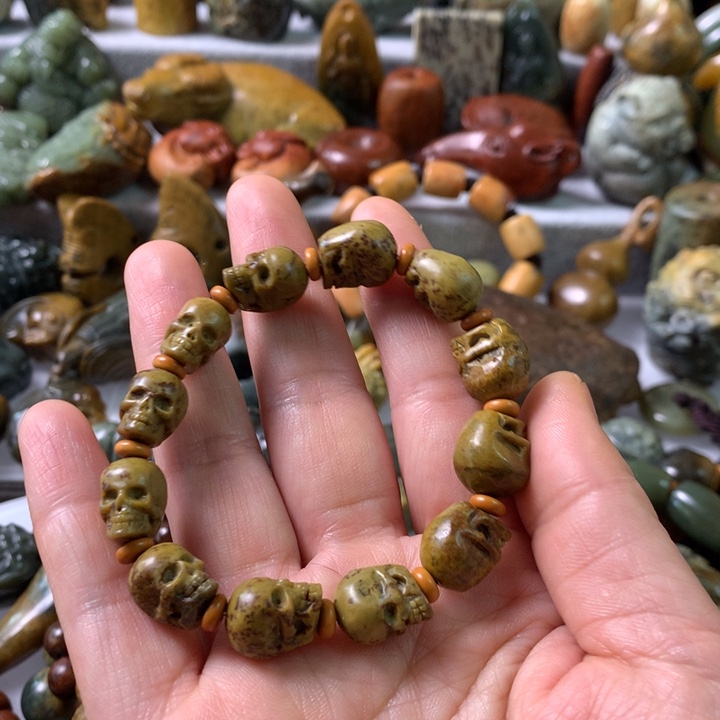 未镶嵌岫岩河磨玉（透闪石质玉）把件