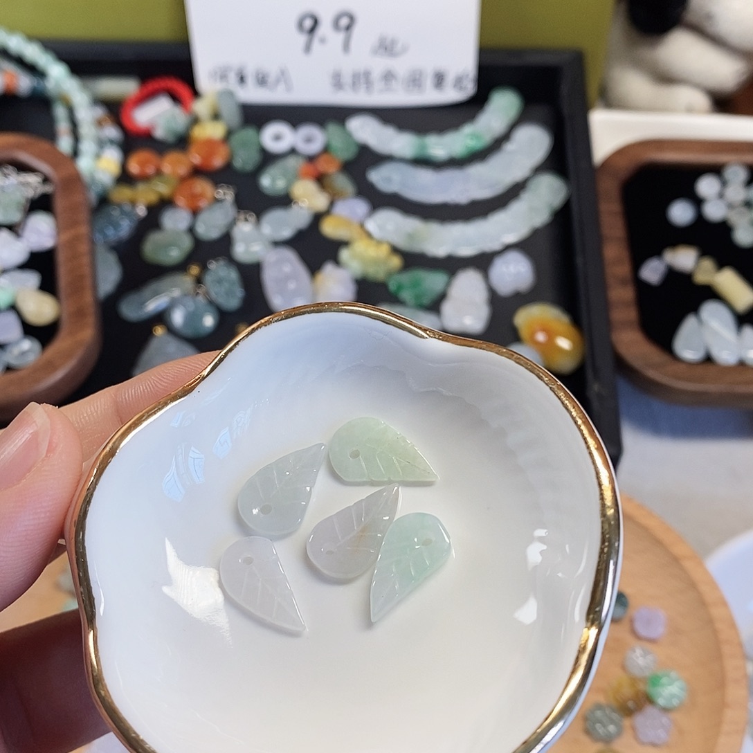 骨***女翡翠未镶嵌颈饰小滴溜