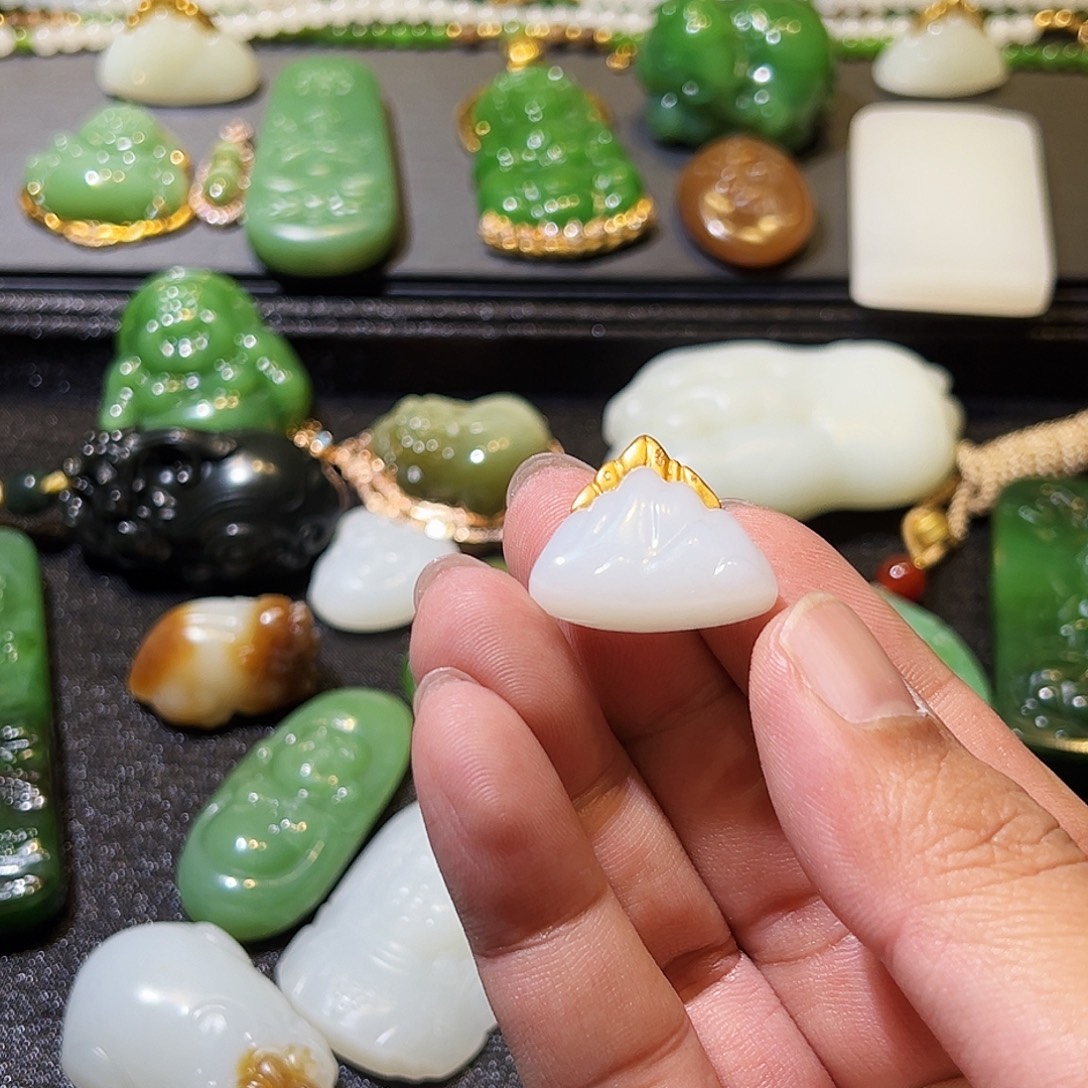 和田玉18K金镶嵌颈饰