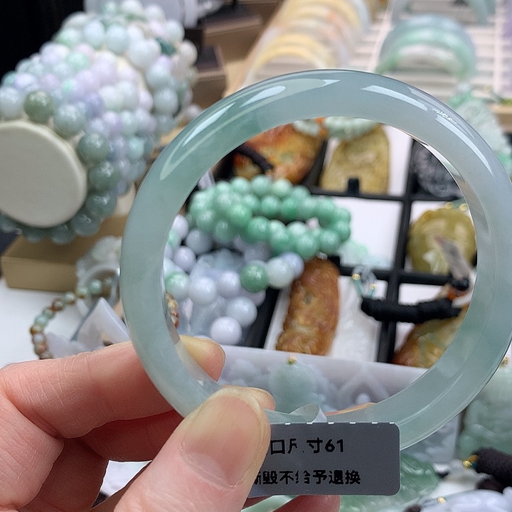 翡翠手镯未镶嵌吊坠