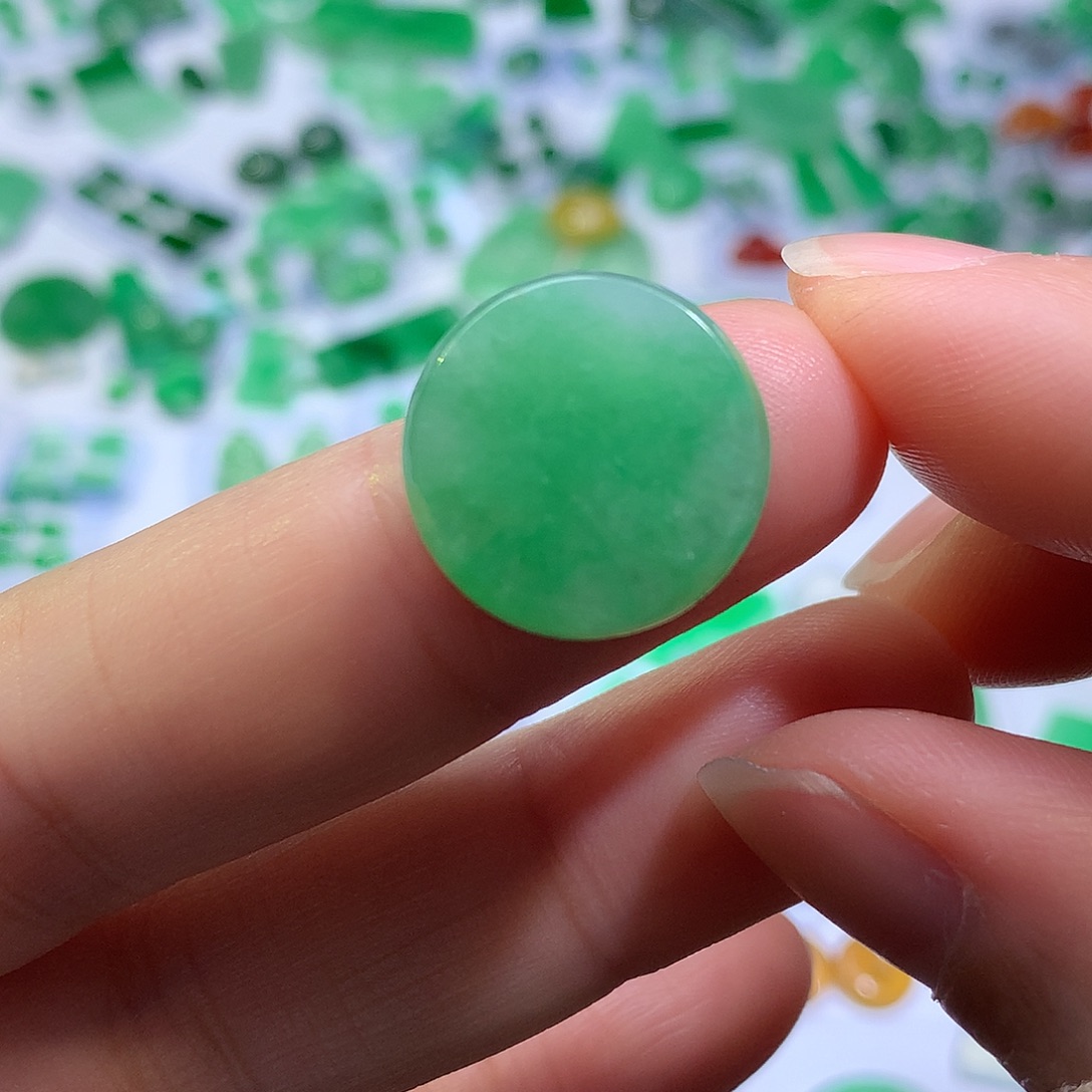 翡翠未镶嵌颈饰无事