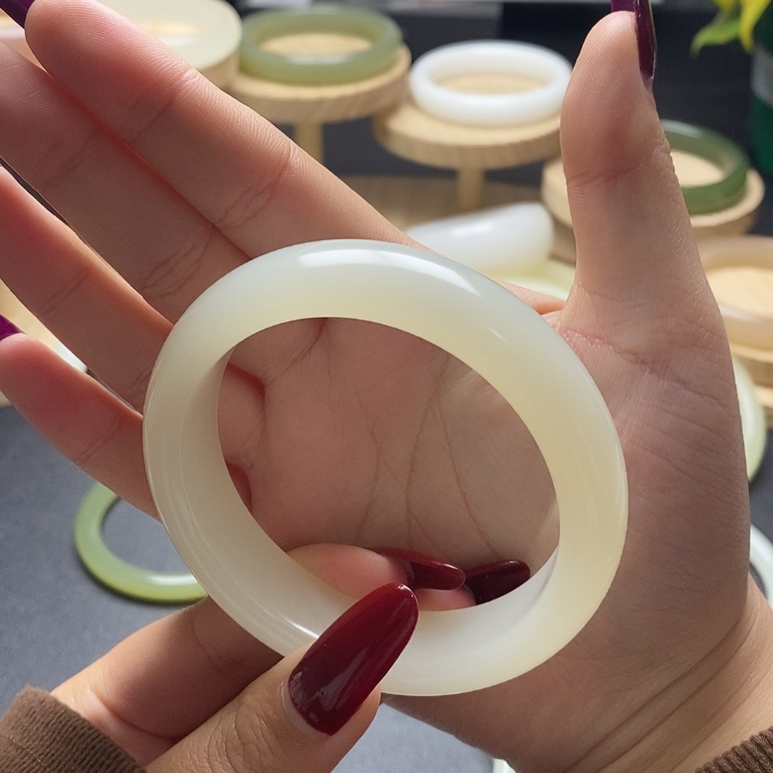 乐***米60圈口正圈暖白色手镯