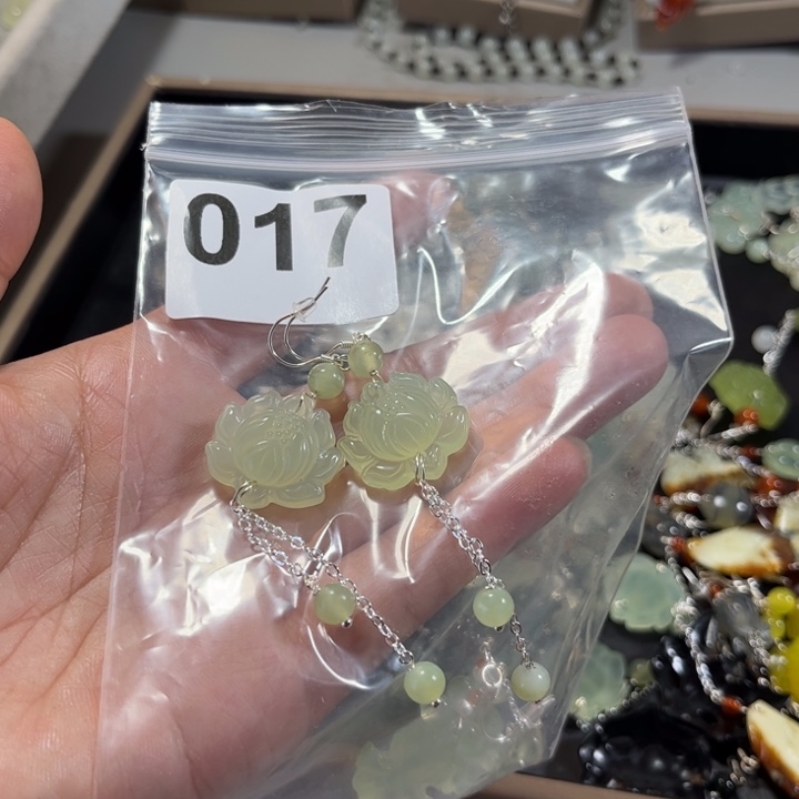 蛇纹石玉耳饰未镶嵌童*