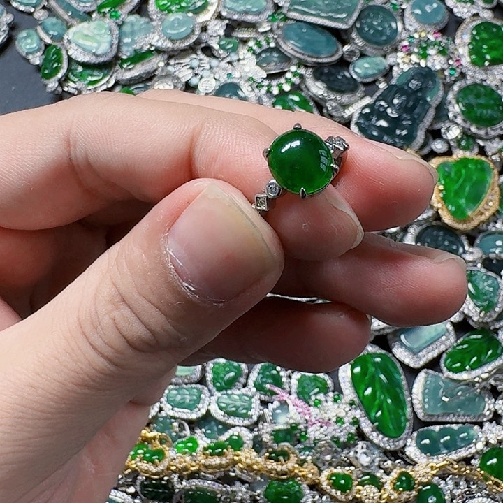 翡翠颈饰未镶嵌天然A货翡翠放漏