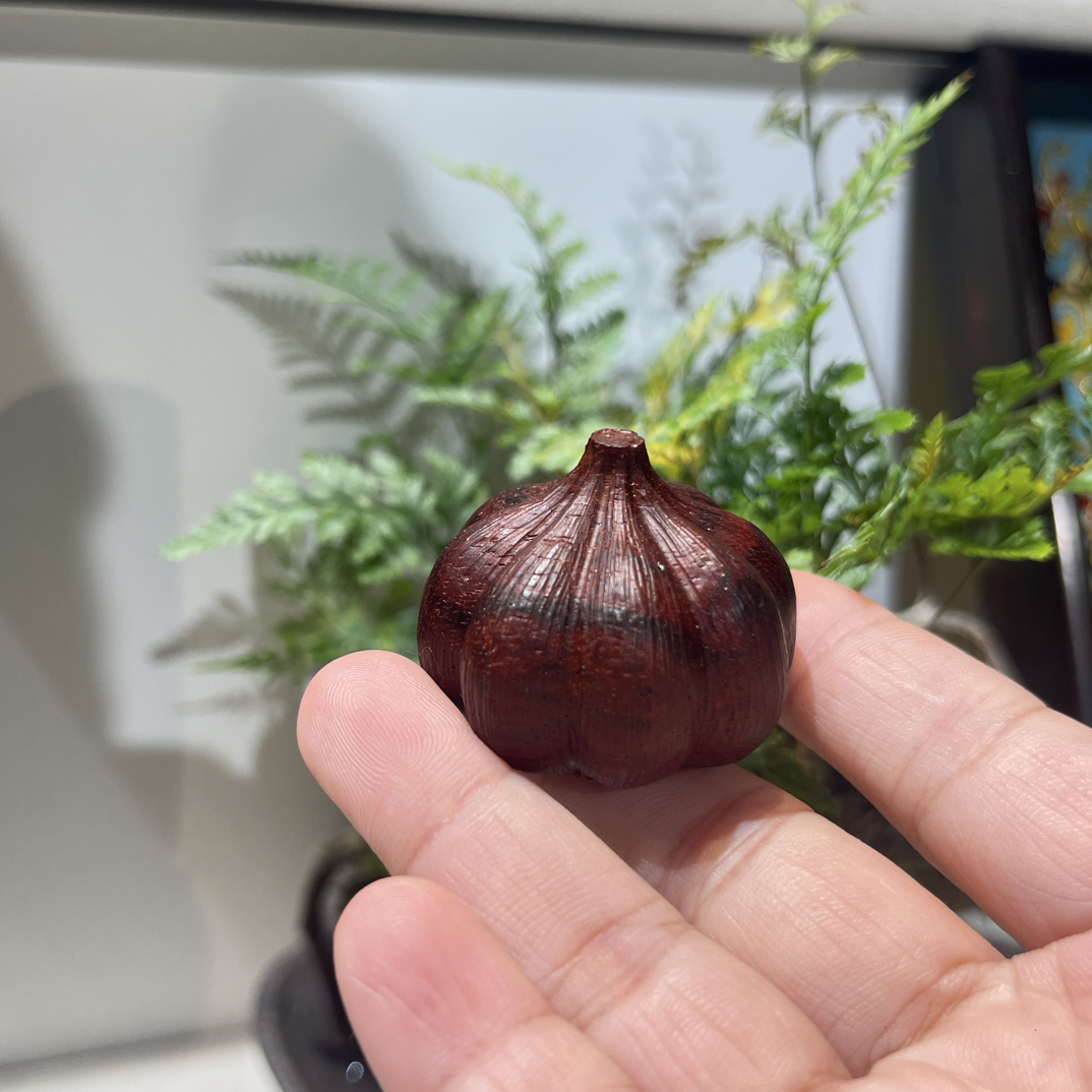 印度小叶紫檀纯手工雕刻手把文玩【胜蒜在握】