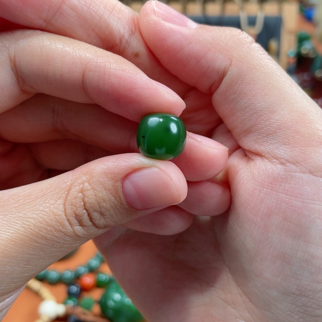 和田玉未镶嵌颈饰小**乖