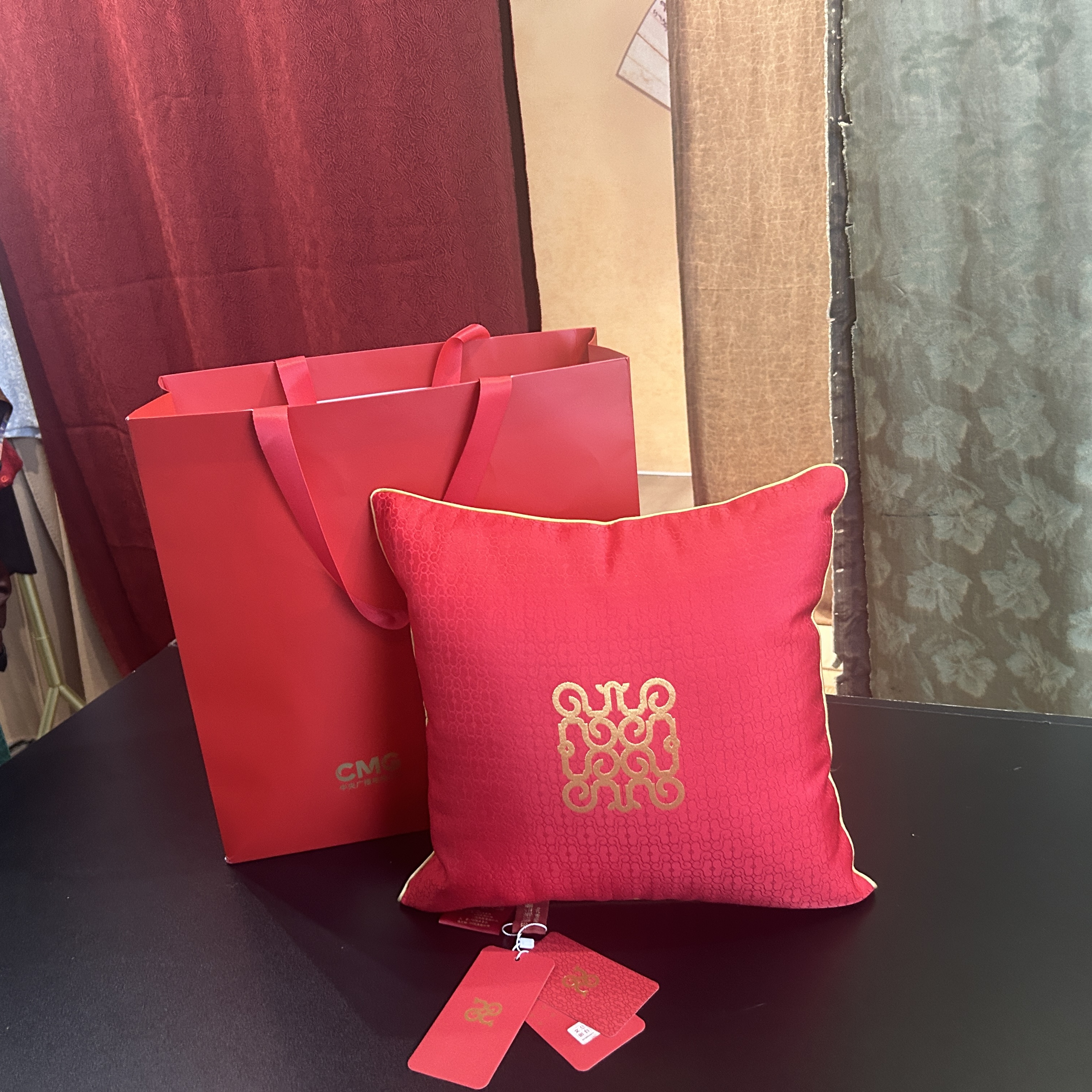 映月香云纱巳巳如意宋锦靠枕中国红