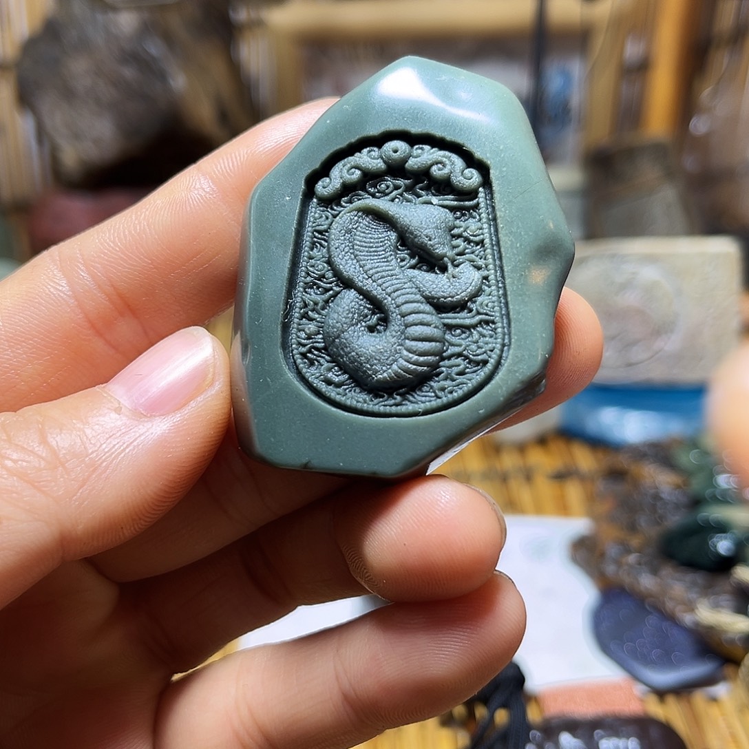 新疆原石雕刻手把件