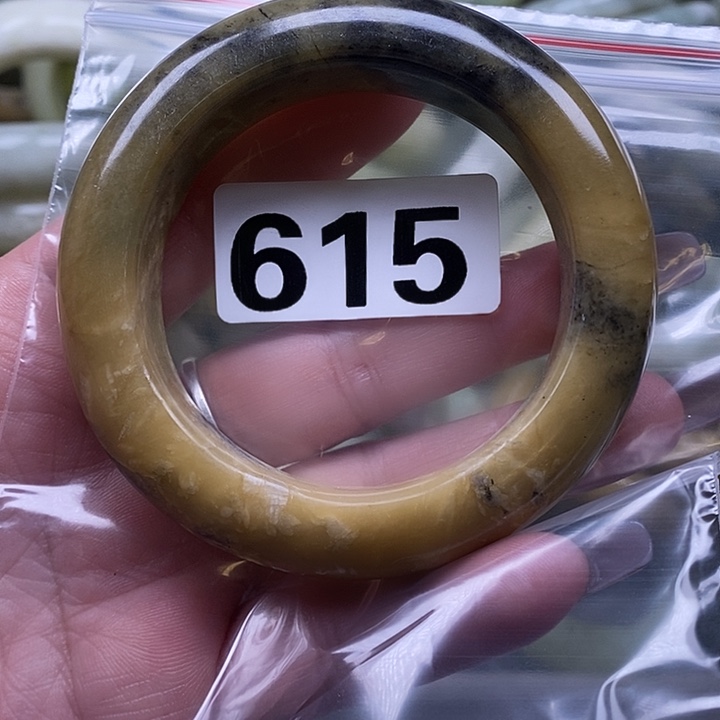 胡***伟蛇纹石玉未镶嵌手镯