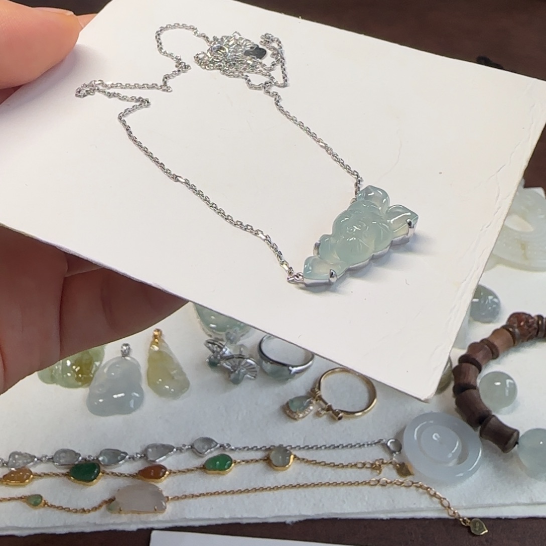 翡翠18K金镶嵌颈饰一字莲