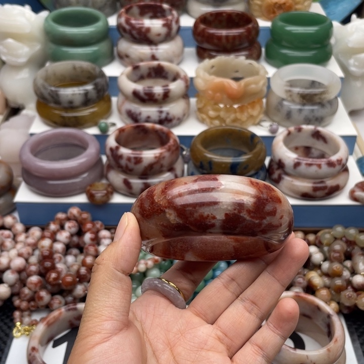 兰***石英质玉（佘太翠）未镶嵌手镯