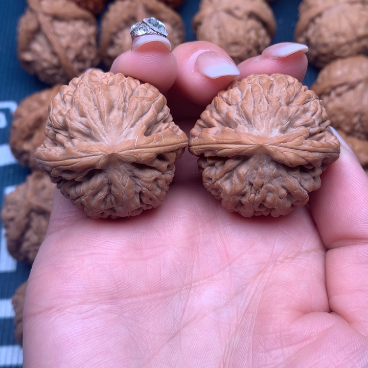 文玩核桃吊坠莲花